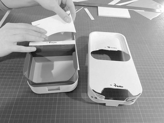 Maßüberprüfung und Maßanpassung eines 3d-gedruckten Prototyps des Tampon und Bindenspenders im iterativen Gestaltungsprozess.